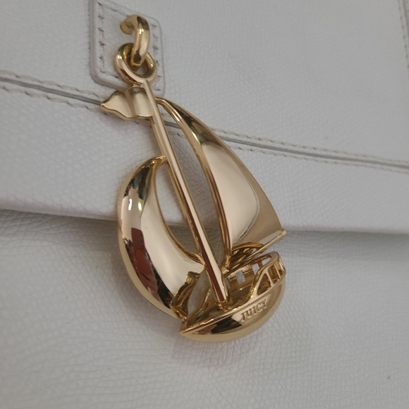 ⛵️Vintage Juicy Couture - White Leather Shoulder Bag w/ Gold Sail Boat Accent - Picture 9 of 17